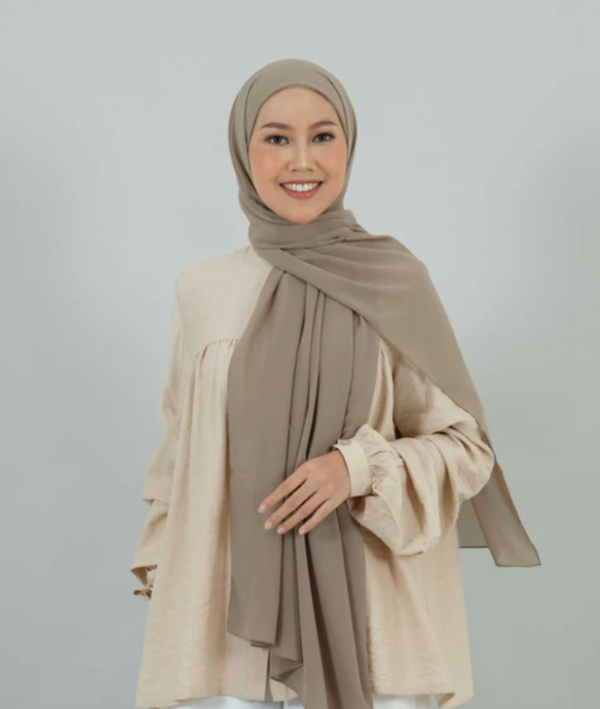 Hijab pashmina dengan warna senada bawahan